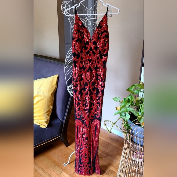 Long formal dress - Picture 1 of 3